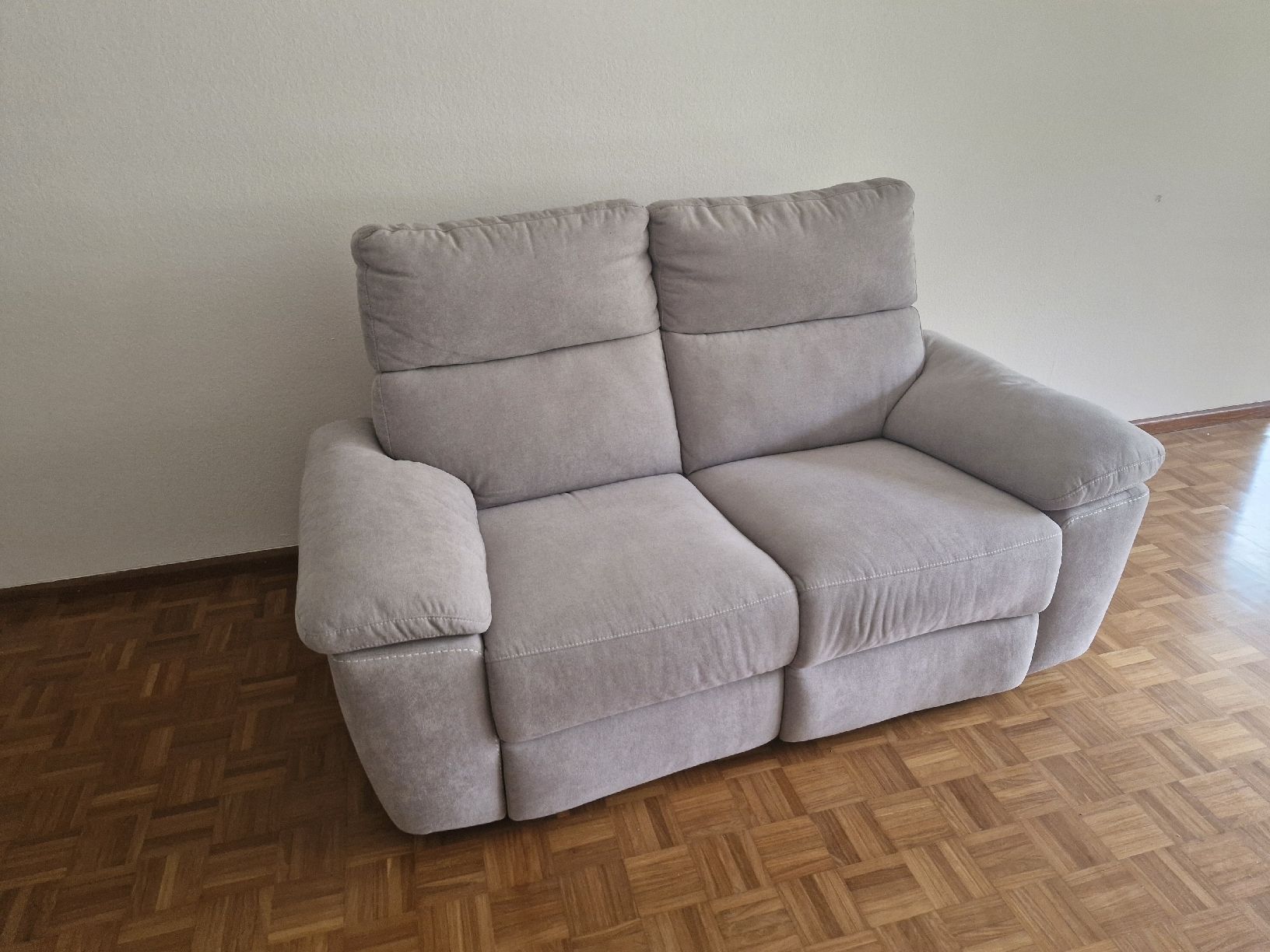 Divani: 2 seater sofa electric recliner. Perfect condition. – Nuovo (secondo la descrizione) da Allschwil venduto da leo_tm75