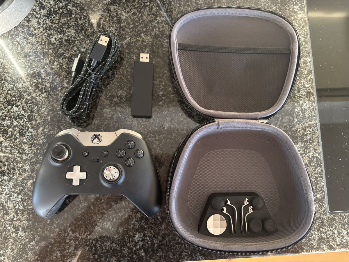 Microsoft Console: XBox Controller mit Zubehör – Usato da Grosswangen venduto da Sunnyday35