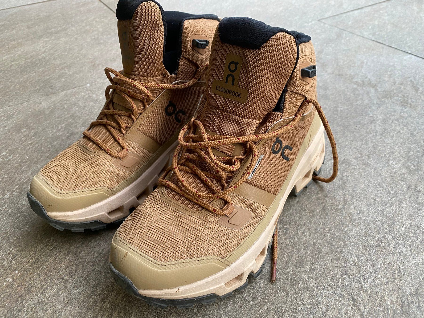 On Scarpe da donna: WANDERN   Cloudrock Mid WP Sphinx | Sand Grösse: 38(W) – Nuovo (secondo la descrizione) da Herrliberg venduto da catherinestalder 1