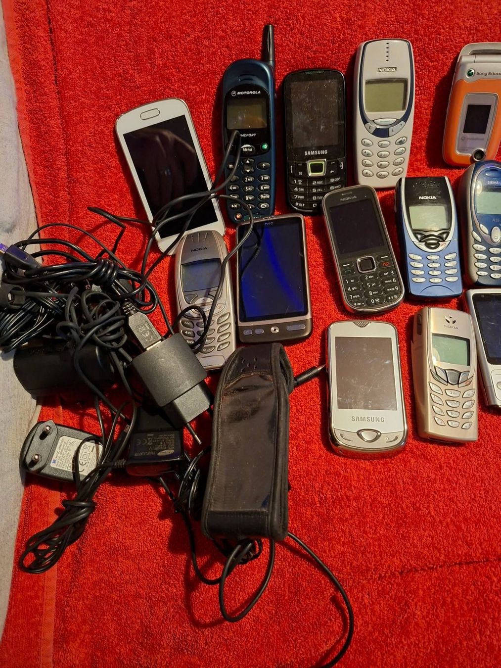 Telefoni cellulari / Smartphones: ein Haufen alter Handy – Difettoso da Wittenbach venduto da Nostalgie1965 5