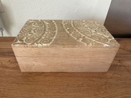 Holzschatulle mit Schnitzerei handgefertigt neuwertig