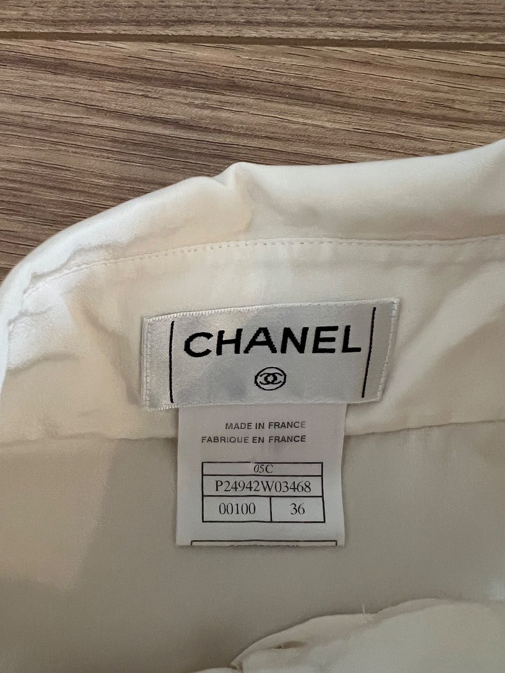 Chanel Camicette: Chanel 100 % silk blouse, size 36, perfect condition – Usato da Arzier Le Muids venduto da oma_w5bq 1