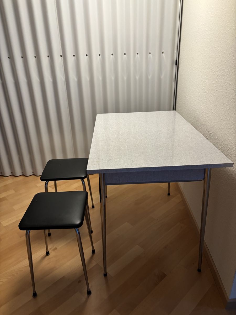 Set di tavolo e panche: Tisch mit 2 Hockern – Usato da Zürich venduto da Blumen027 1