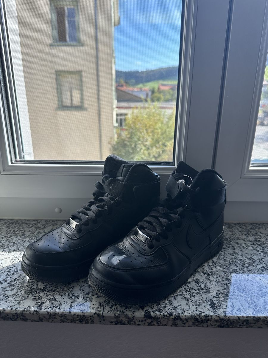 Chaussures hommes: Baskets Nike Air Force 1 Mid noires – D'occasion à Tramelan par adr_9crq 1