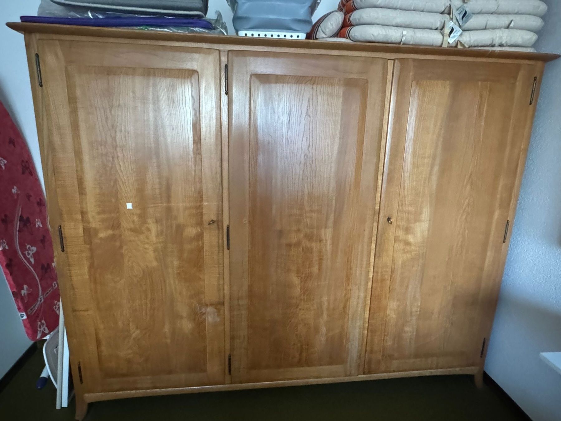 Armoires: Massiver Holzschrank von Sproll – D'occasion à Utzenstorf par Dpluto 3