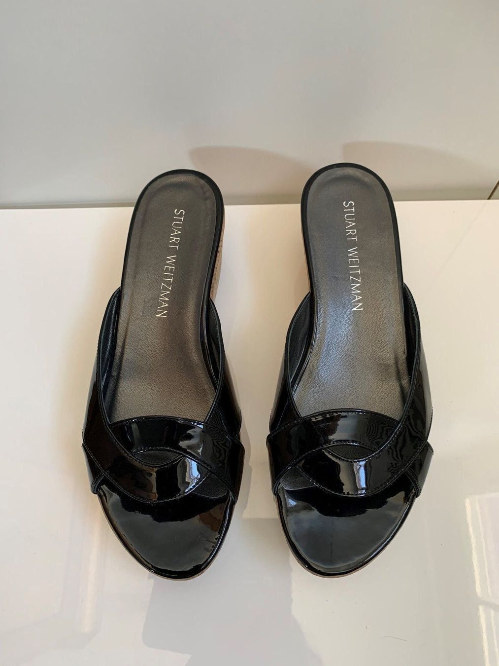 Stuart Weitzman Scarpe da donna: STUART WEITZMAN: Neue schwarze Lackleder-Sandale, 37,5 – Nuovo (secondo la descrizione) da Luzern venduto da paulablue 1