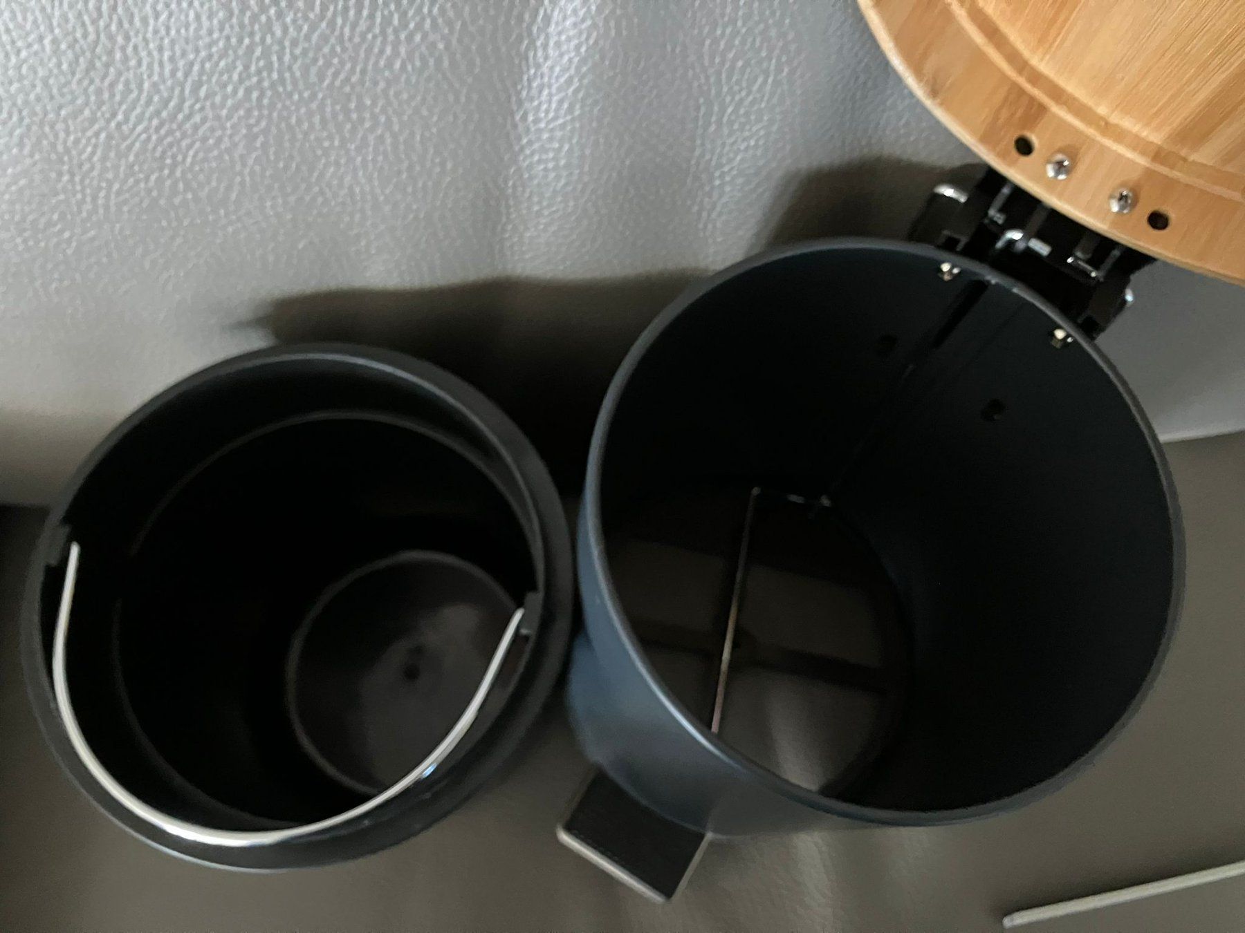 Ikea Cestini per rifiuti: Cestino nero con pedale e coperchio in legno Ikea – Usato da Melano venduto da H-Sara 3