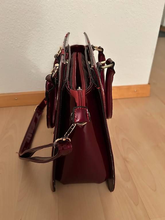 Borse da donna: Schicke, feste burgunderrote Tasche – Usato da Kilchberg ZH venduto da WorldTraveler11 2