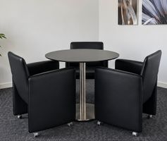 3 Ledersessel mit rundem Tisch - Elegante Sitzgruppe