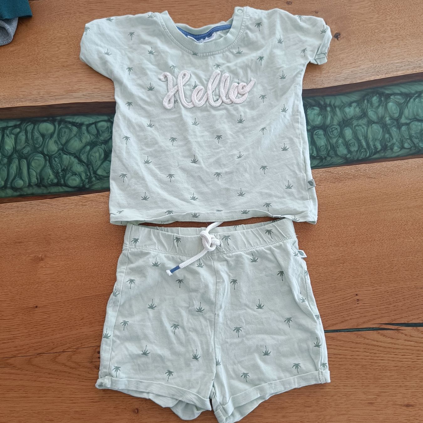 Lotti & Set di vestiti: T-Shirt und kurze Hose Set 92 – Usato da Jaberg venduto da urig17.