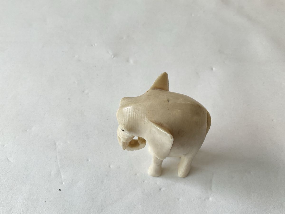 Figurines: Ancien éléphant sculpté  – D'occasion à Malleray par Robot12 6