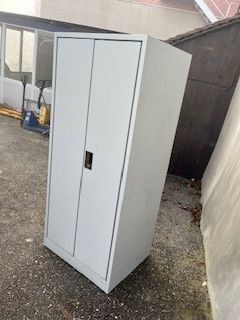 Armadi: Une armoire métallique – Usato da Russy venduto da Guenefle