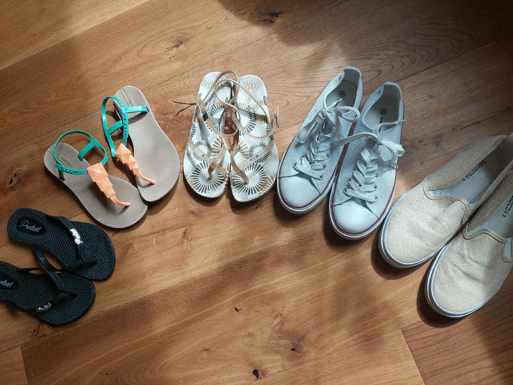 Scarpe da donna: Schuh Paket Damen, Gr. 38 – Usato da Schenkon venduto da rausausdemhaus