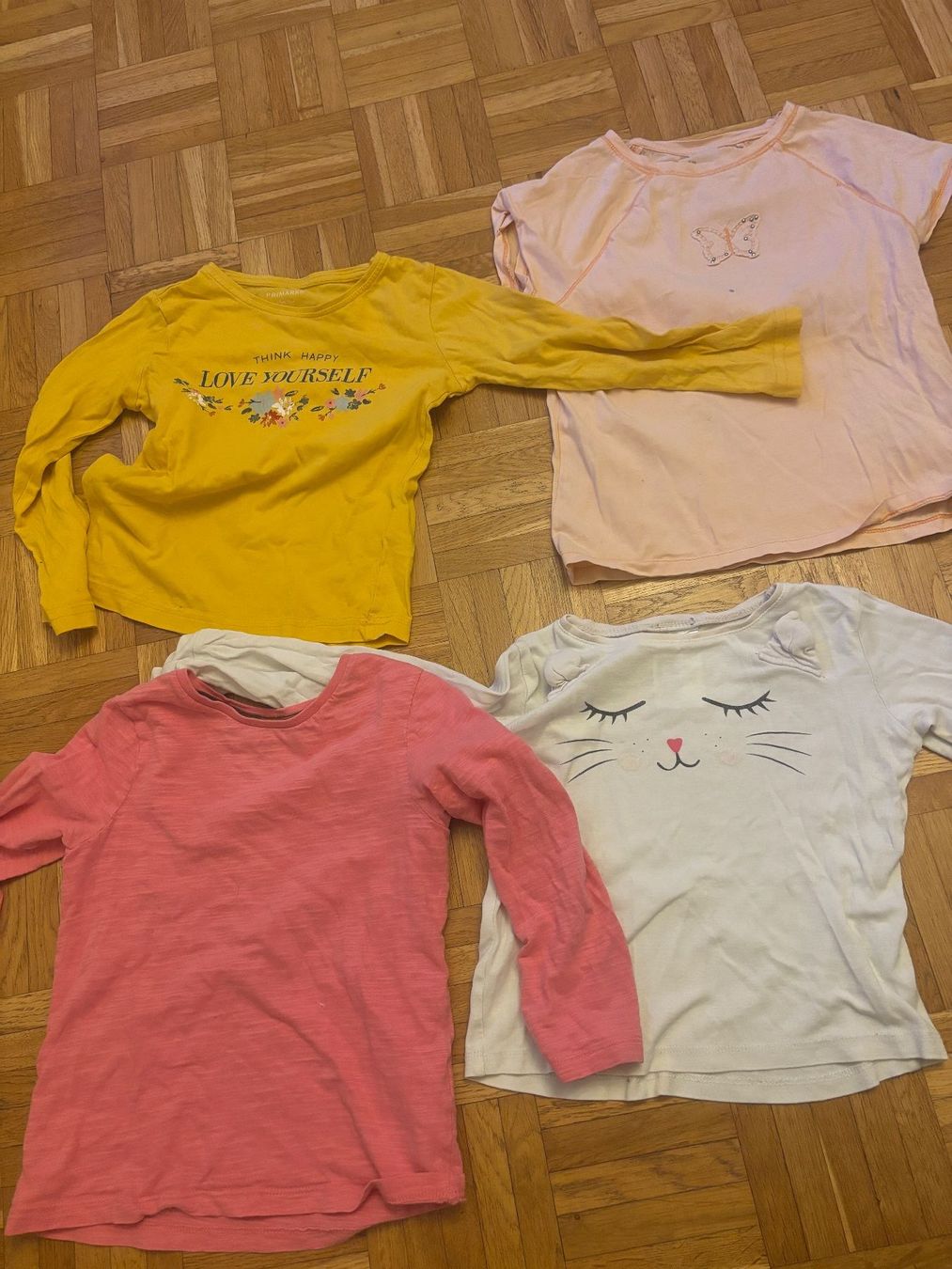 Blusen, T-Shirts & Tops: Mädchen T-Shirts 4er Pack grösse ca 110 cm – Gebraucht aus Wallisellen von AS.TZ.