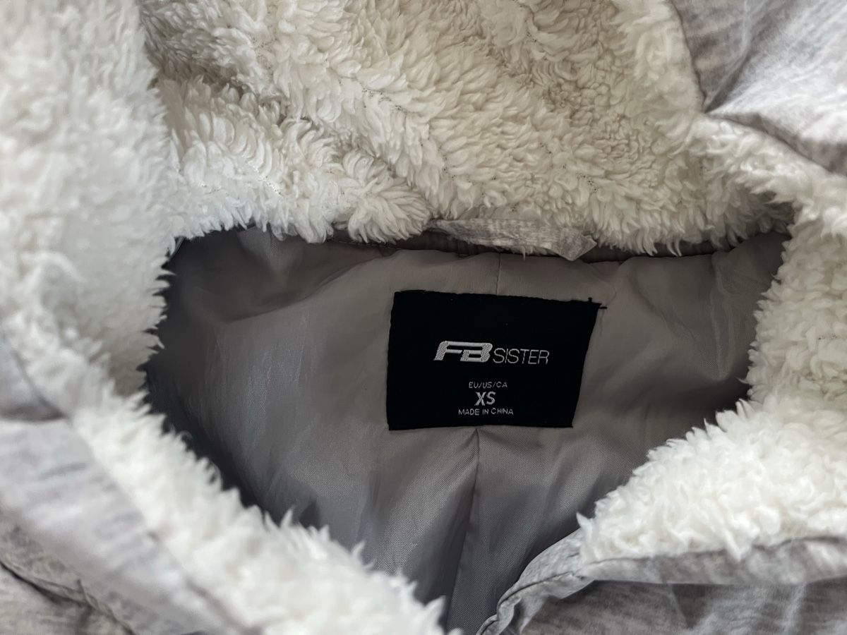 Jacken: FB Sister Winterjacke XS, hellgrau, mit Kapuze – Gebraucht aus Wimmis von xenia_008 1