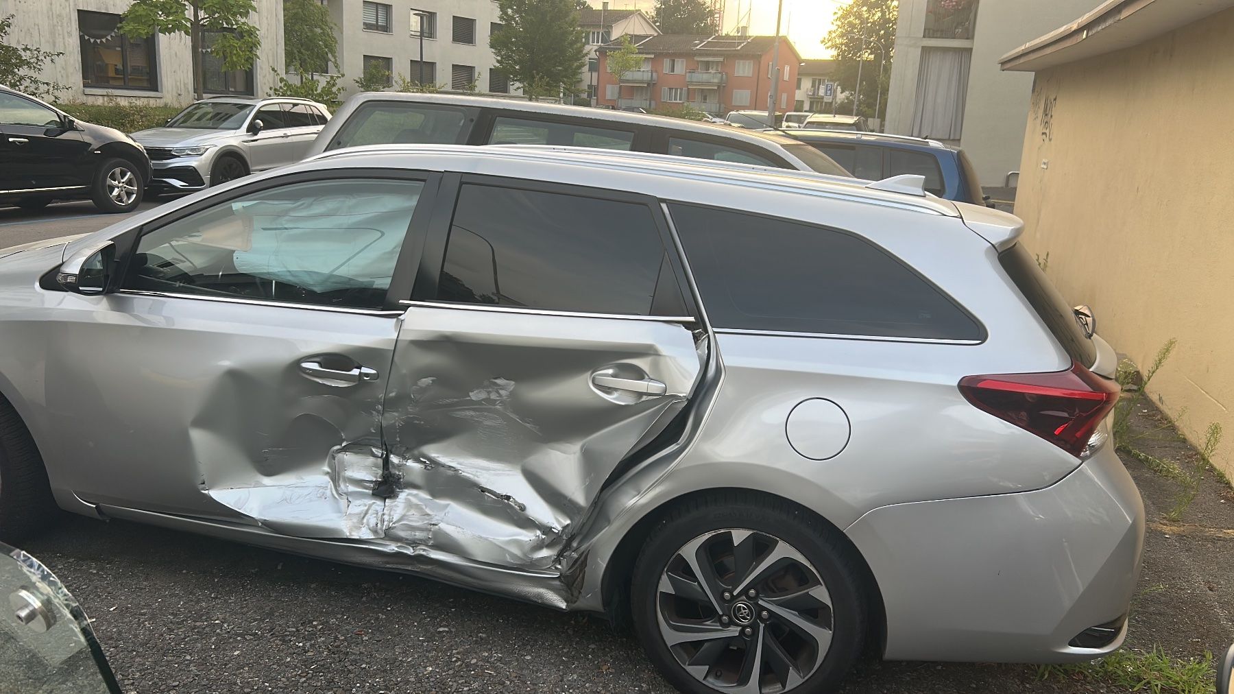 Toyota Autos: Auto mit Unfallschaden silber metallic – D'occasion à Zürich par abd_5cm2 4