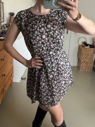Jolie robe fleurie, très flatteuse, T. S