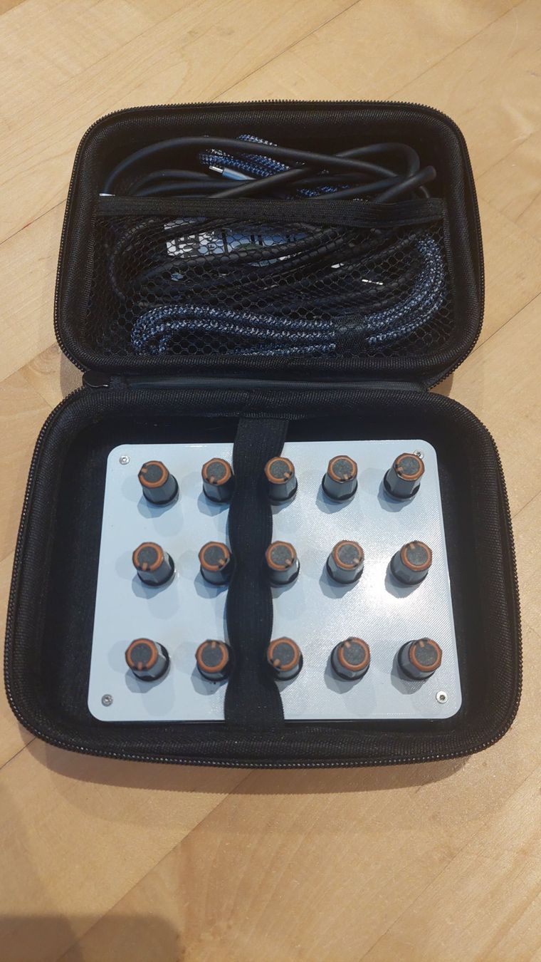 Strumenti musicali: 15 Rotary Knobs USB-C Midi Controller inkl Case und Kabel – Nuovo (secondo la descrizione) da Arisdorf venduto da GoodJoice 3