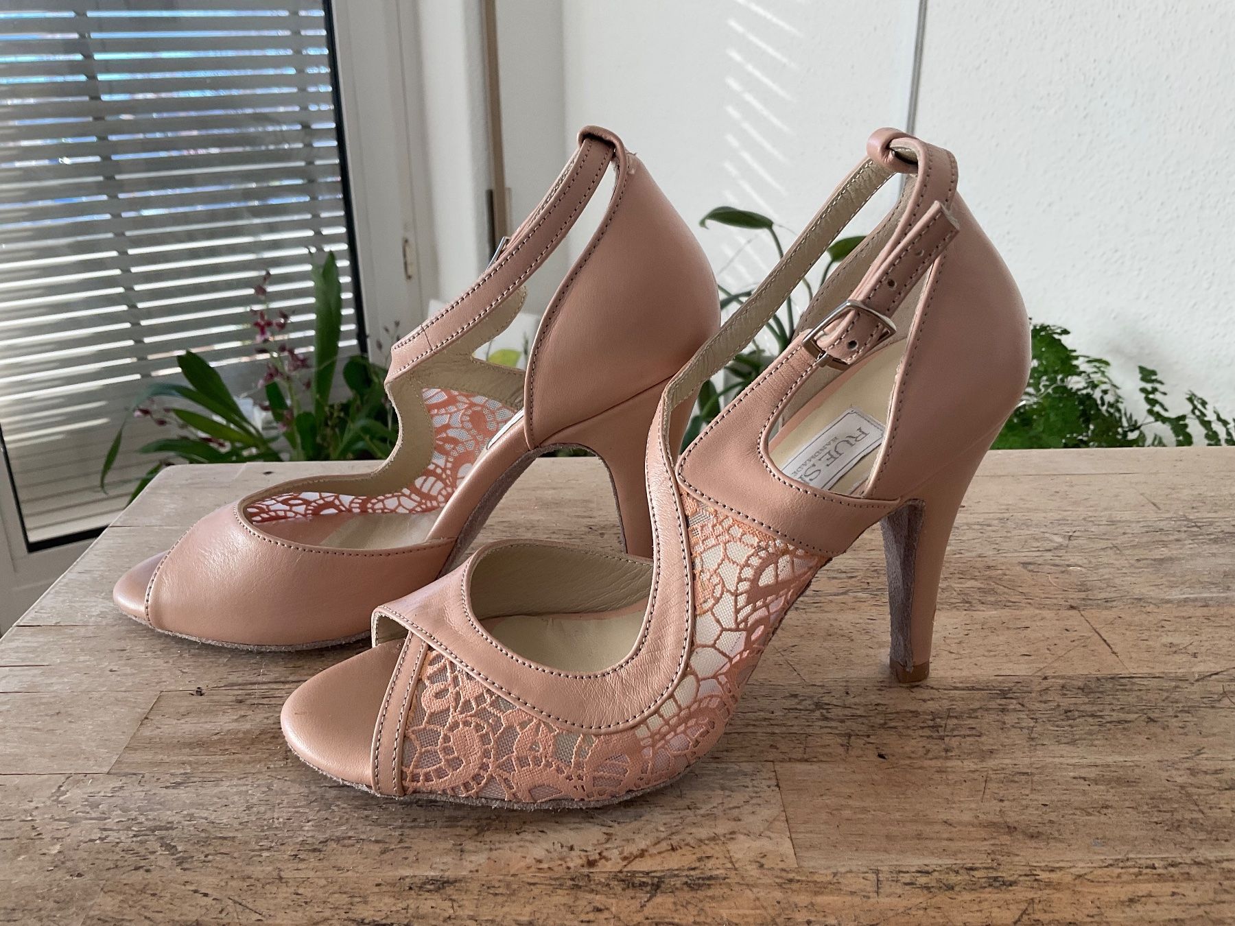 Damenschuhe: Einzigartiges Design / Unique Design High Heels – Neu und originalverpackt aus Meilen von 1928NixilGnuey 2