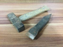 Altes rostiges Sensen Dängeli Set Hammer und Amboss