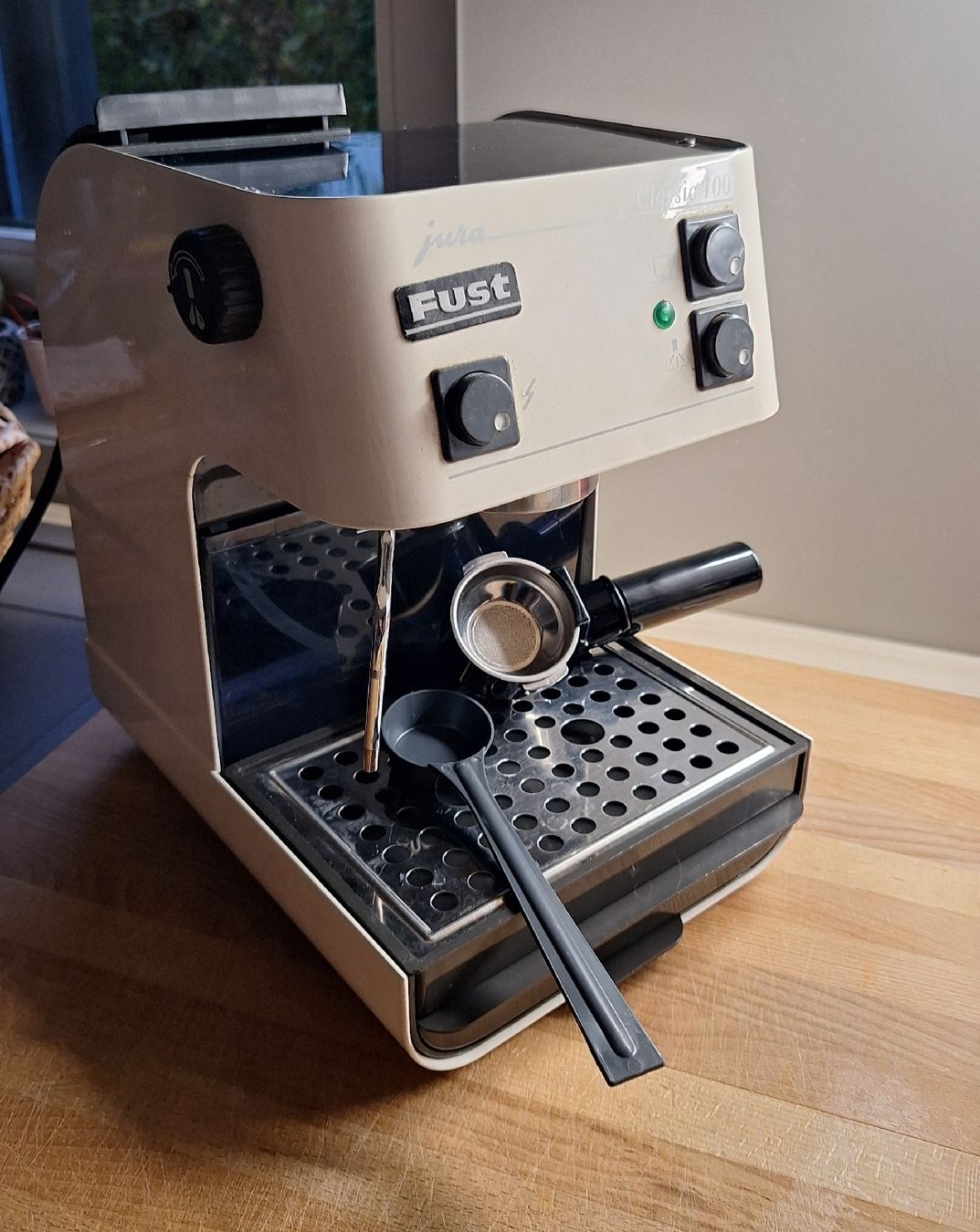 Jura Kaffeemaschinen & Espressomaschinen: Machine à café Jura Classic 100 – Gebraucht aus Court von triangle02 2