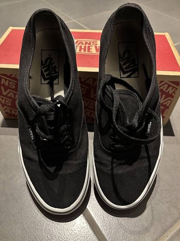 Chaussures femmes: Vans Authentic Otw/black Grösse 38 – D'occasion à Riaz par economie_circulaire 2