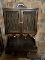 Antiker Wand-Getränkeschrank mit Zapfhähnen