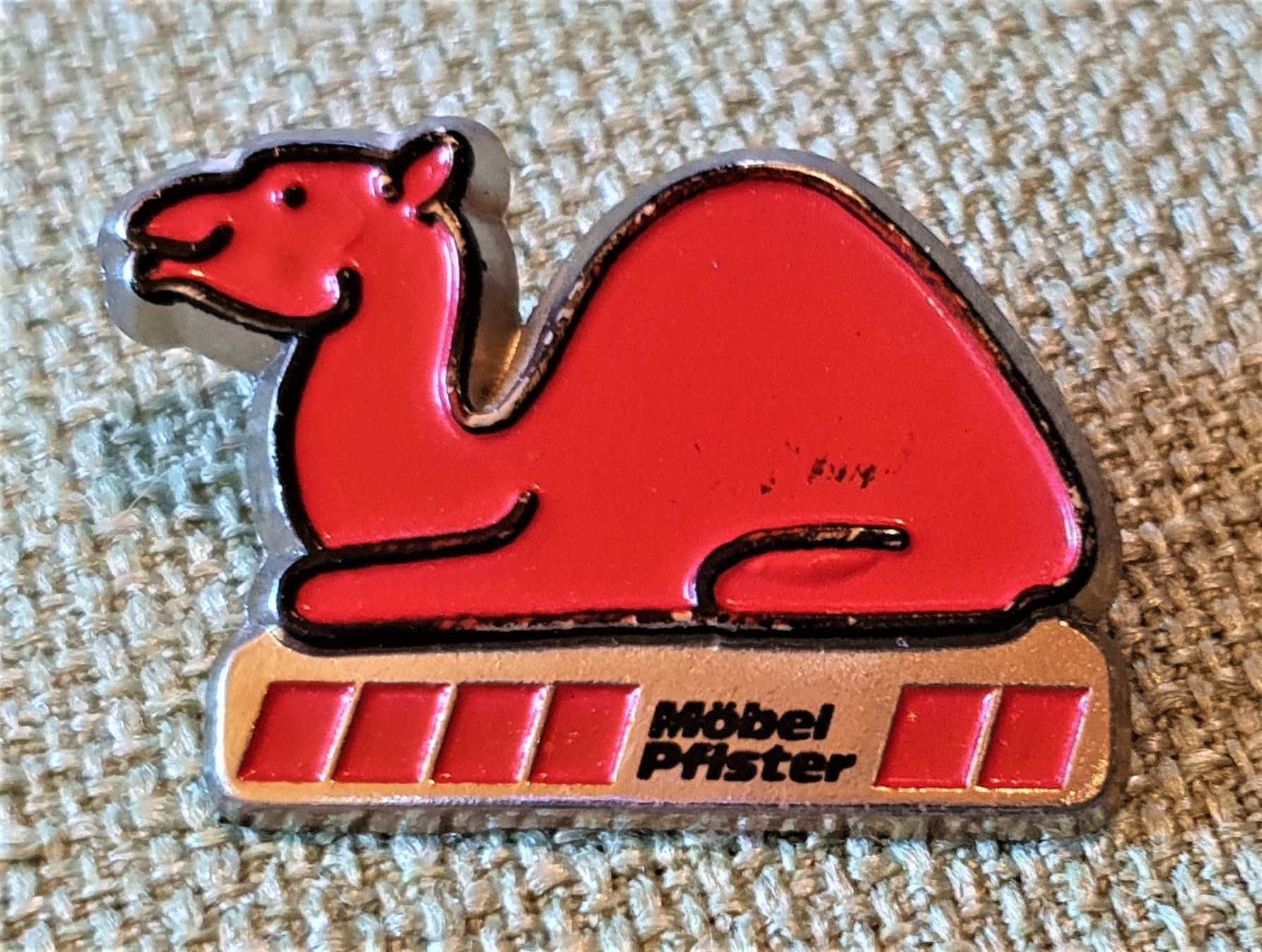 Placchette & Badge: D019 - Pin Kamel Möbel Pfister Basel – Usato da Reinach BL venduto da Boston-Verkauf
