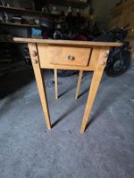 Beistelltisch aus Holz mit Schublade gebrauchter Zustand