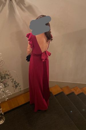 Rotes Abendkleid mit Rückenausschnitt