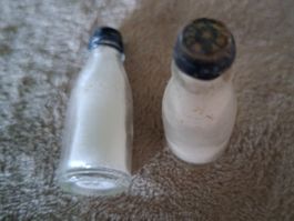 Heute gibt es frische Milch im Puppenhaus, Kaufladen, antik