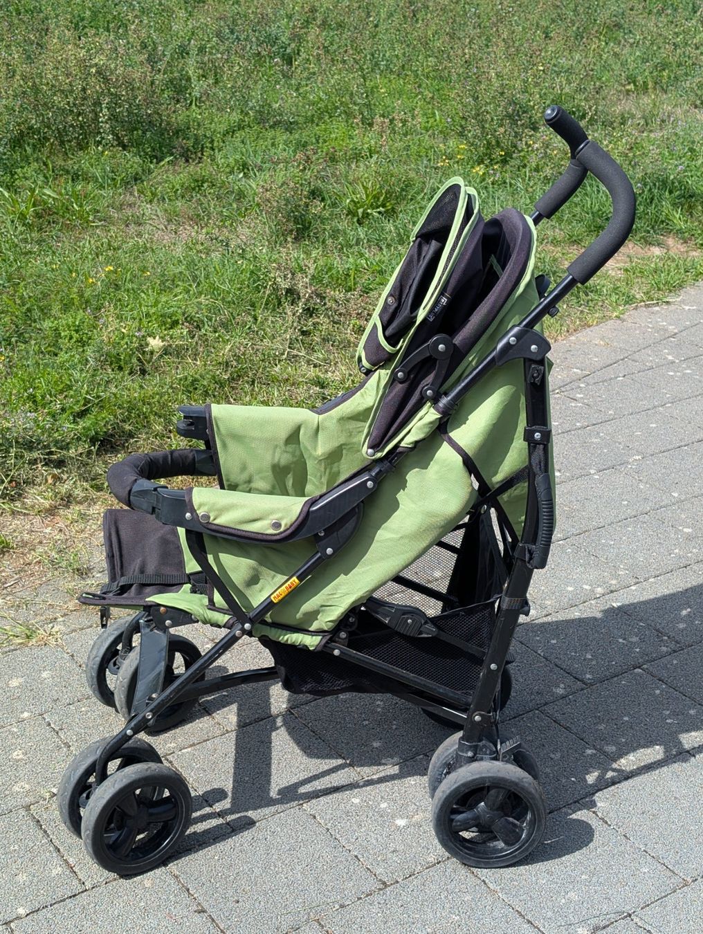 Kinderwagen: Grün-schwarzer Compact Plus Buggy – Gebraucht aus Starrkirch-Wil von Goemsu 4