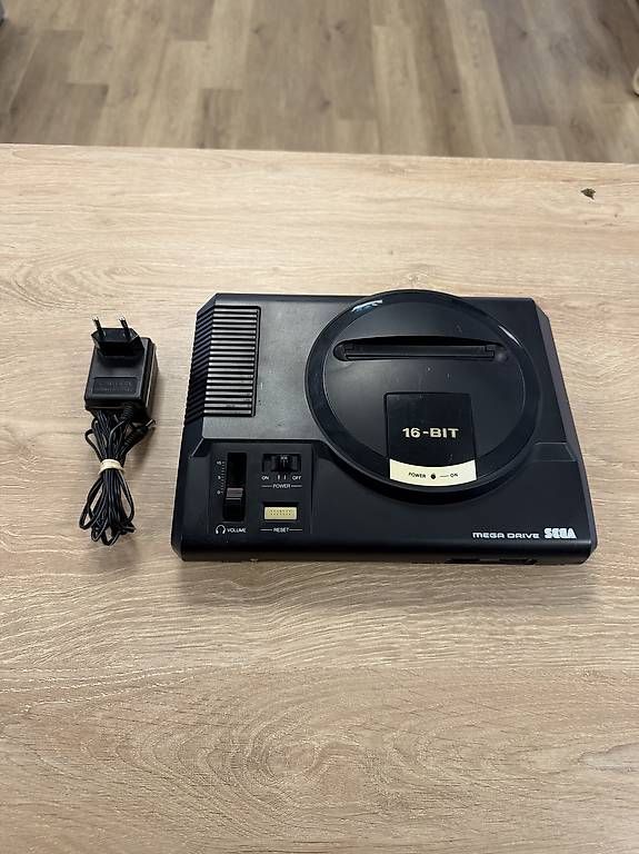 Console: Console Sega Mega Drive Sans Manette + Alim – Usato da Genève venduto da Mana1205