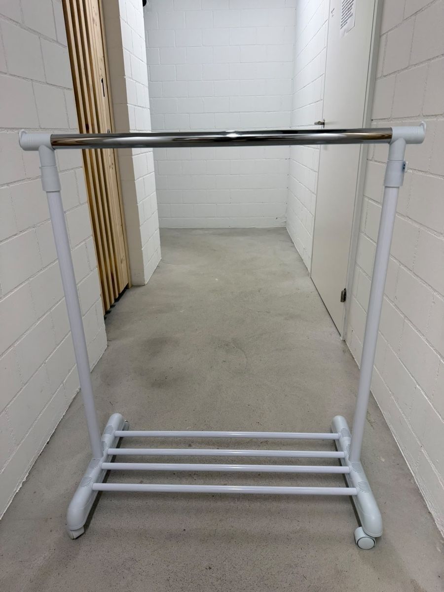 Garderobe: Kleiderständer Höhenverstellbar mit Rollen – Gebraucht aus Küsnacht ZH von kar_f6zj