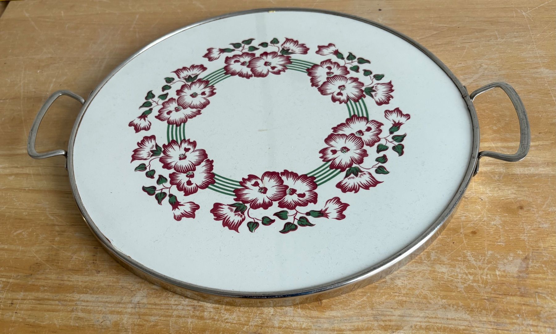 Servierplatten: Rundes Serviertablett Emaille Blumenmuster gebraucht – Gebraucht aus Frick von Rukki 2
