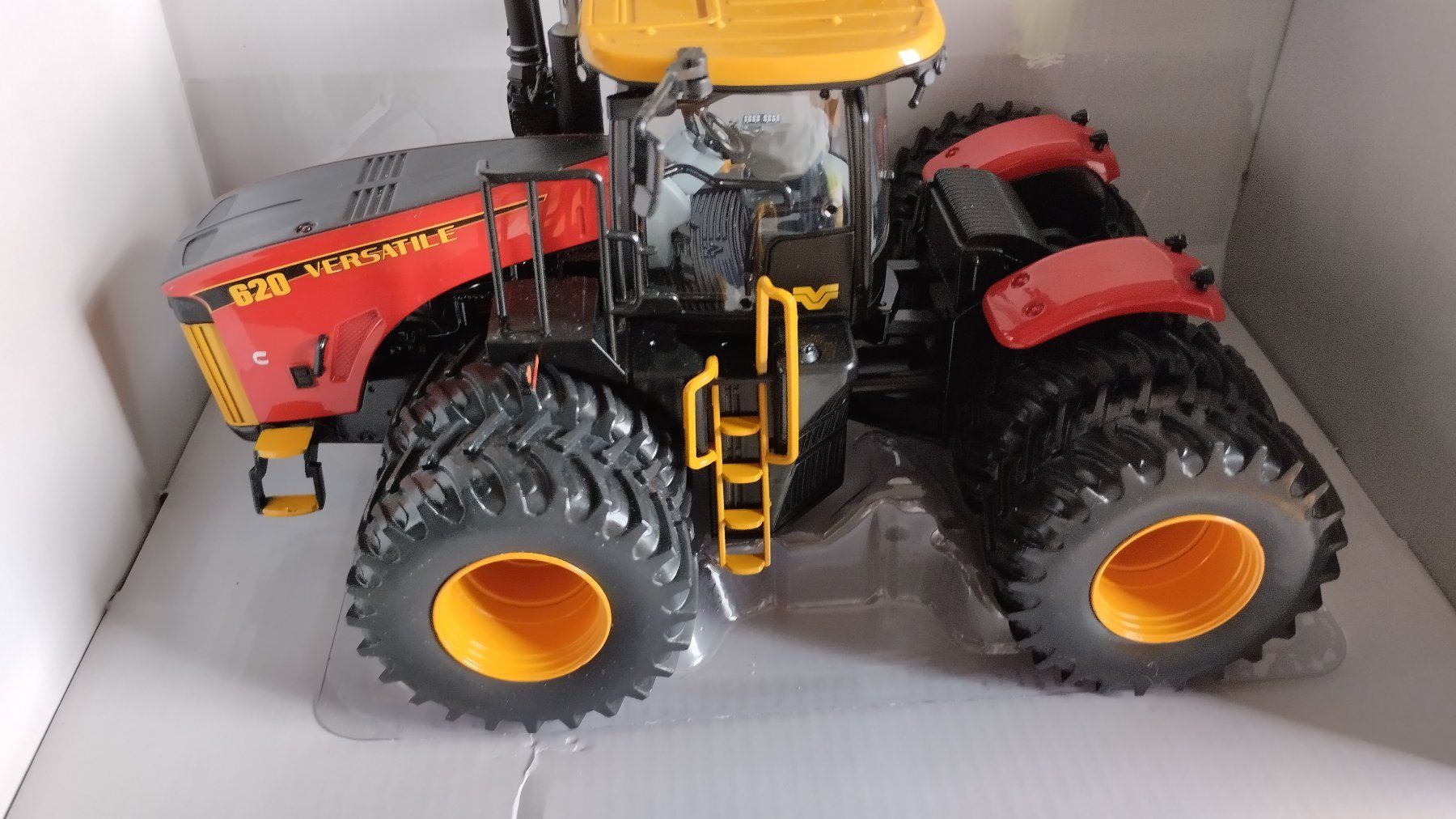 Kit di modellismo & Modellini statici: ERTL VERSATILE 620 / 1:32 / KNICKLENKER-TRAKTOR – Usato da Basel venduto da Bal-Sagoth 5