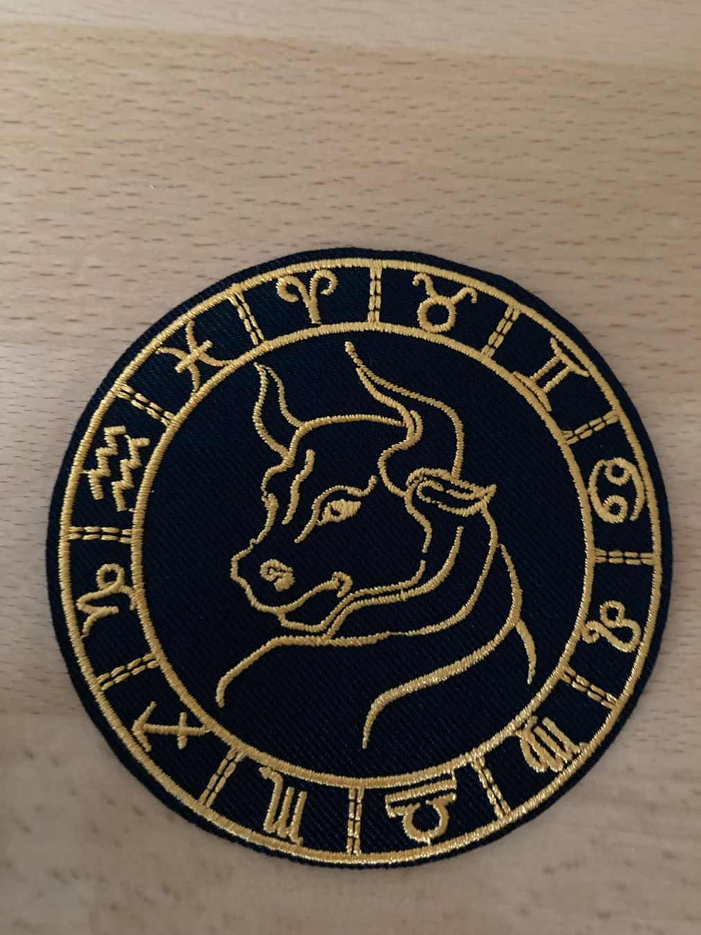 Toppe: Sternzeichen des Zodiaks Stier Patch Aufnāher – Nuovo (secondo la descrizione) da Horn venduto da abutre72