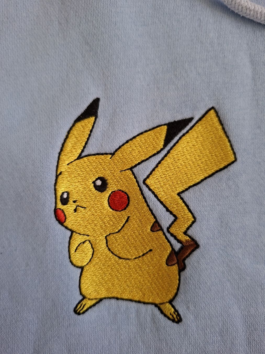 Maglioni & Felpe: Sweat à capuche bleu clair Pikachu brodé taille XL  – Usato da Renens VD venduto da ser_j2fn 2