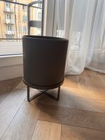 Ferm Living Blumentopf mit Metallständer taupe
