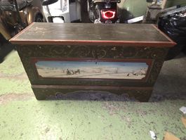 Antike Truhe mit Malerei 123cm x 47cm x 70cm 