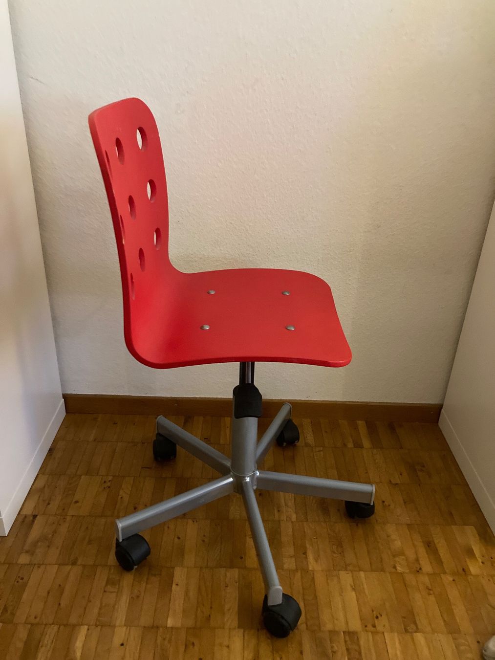 Ikea Stühle: Ikea roter Kinder-Bürostuhl – Gebraucht aus Zürich von giaxxx 1