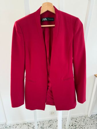 Femininer, kirschroter Blazer von Zara, Grösse XS/S