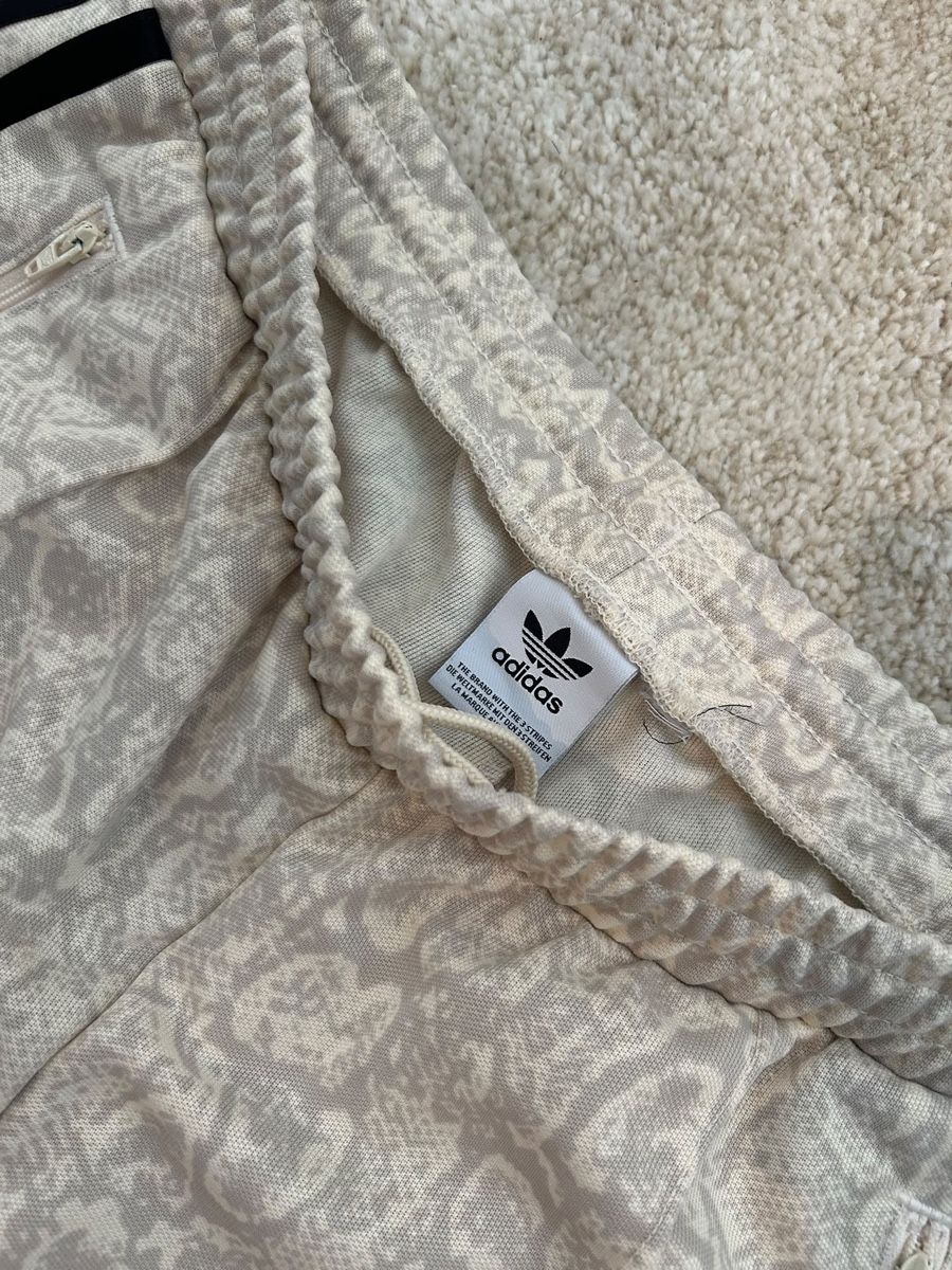 Adidas Pantaloni: adidas trackpants snakeskin optic white/grey – Usato da Dietlikon venduto da leaaasells 4