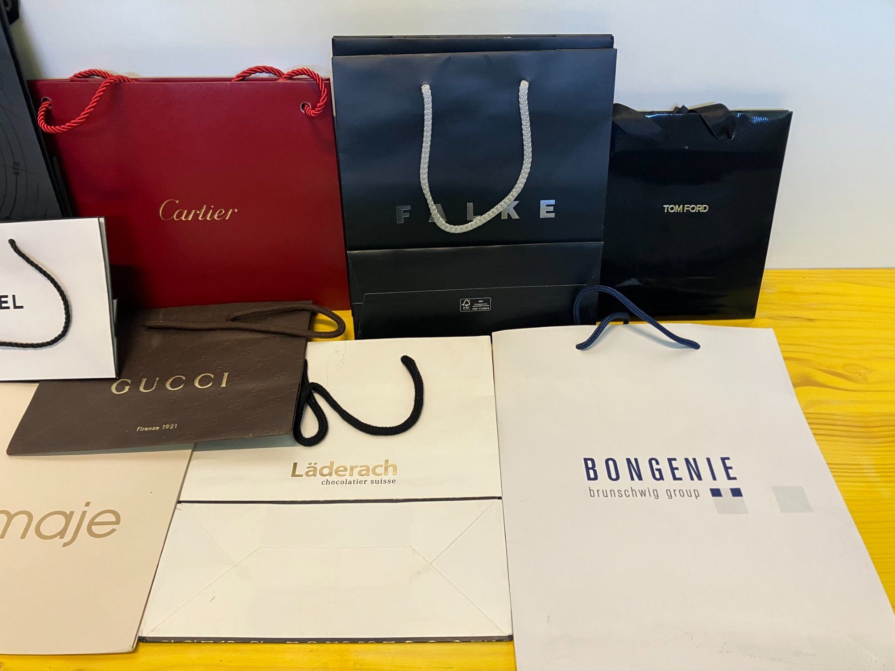 Borse: Post. div. Edelmarken Papier-Taschen ab 1.- – Usato da Lichtensteig venduto da Buy24International 2