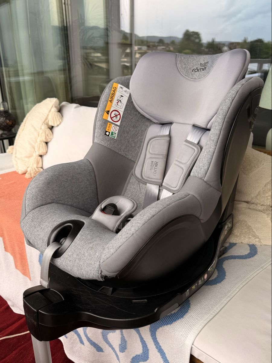 Britax Römer Sièges auto: Britax Römer Autokindersitz Dualfix M i-Size – D'occasion à Zürich par MaryPotter