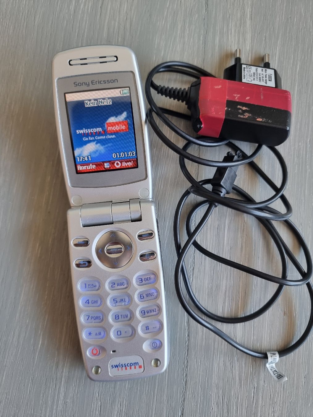Ericsson Telefoni cellulari / Smartphones: Sony Ericsson Z520i Klapphandy mit Ladekabel – Usato da himmelried venduto da bribuli 4