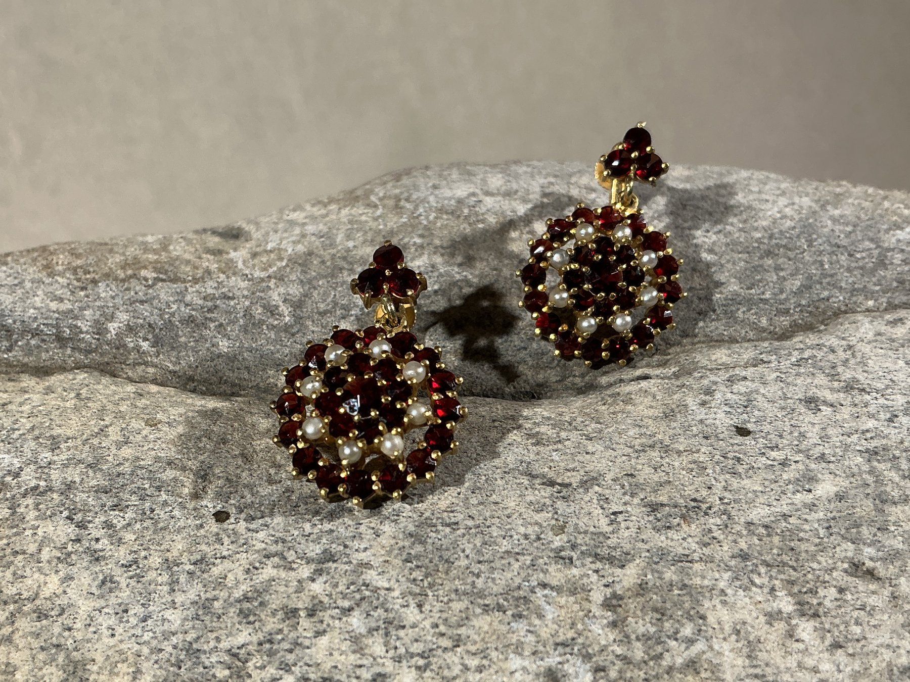 Orecchini pendenti & Orecchini a lobo: BÖHMISCHER GRANATSCHMUCK Ohrclip mit Perlen – Nuovo (secondo la descrizione) da Richterswil venduto da Restwert_Richterswil 2