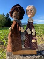 2 Handpuppen Kasperlifiguren Handarbeit + Holzständer
