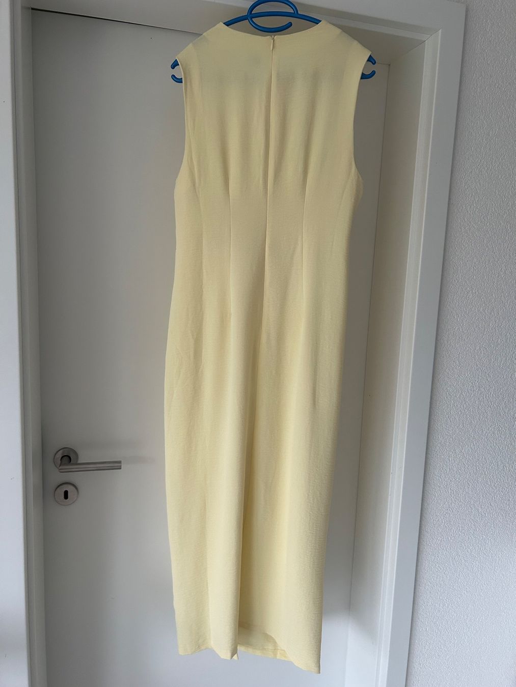 Kleider: Robe jaune beurre neuve – Gebraucht aus Courrendlin von loko2910 1
