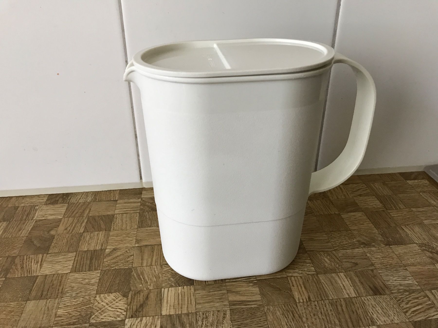 Tupperware Behälter & Ähnliches: Tupperware Krug – Gebraucht aus Birmensdorf ZH von Hilhan